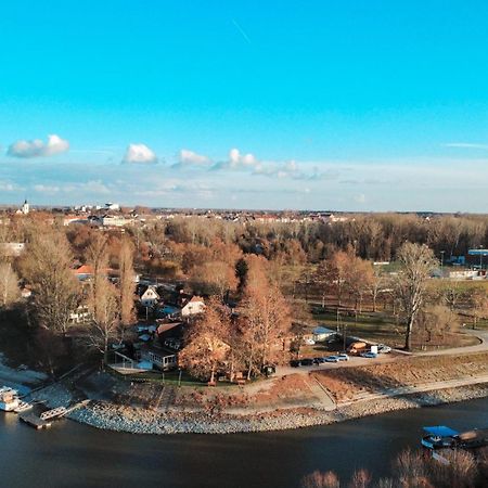 Sobri Halaszcsarda Es Panzio Baja Exteriér fotografie