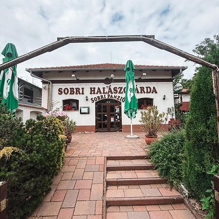 Sobri Halaszcsarda Es Panzio Baja Exteriér fotografie