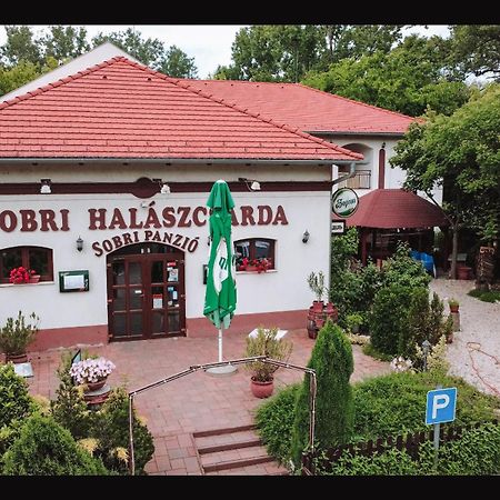 Sobri Halaszcsarda Es Panzio Baja Exteriér fotografie