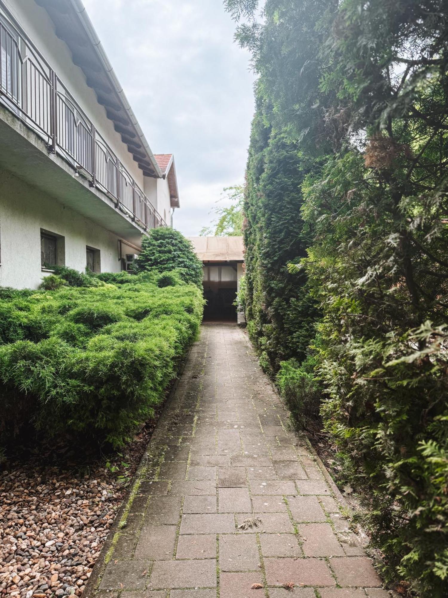 Sobri Halaszcsarda Es Panzio Baja Exteriér fotografie