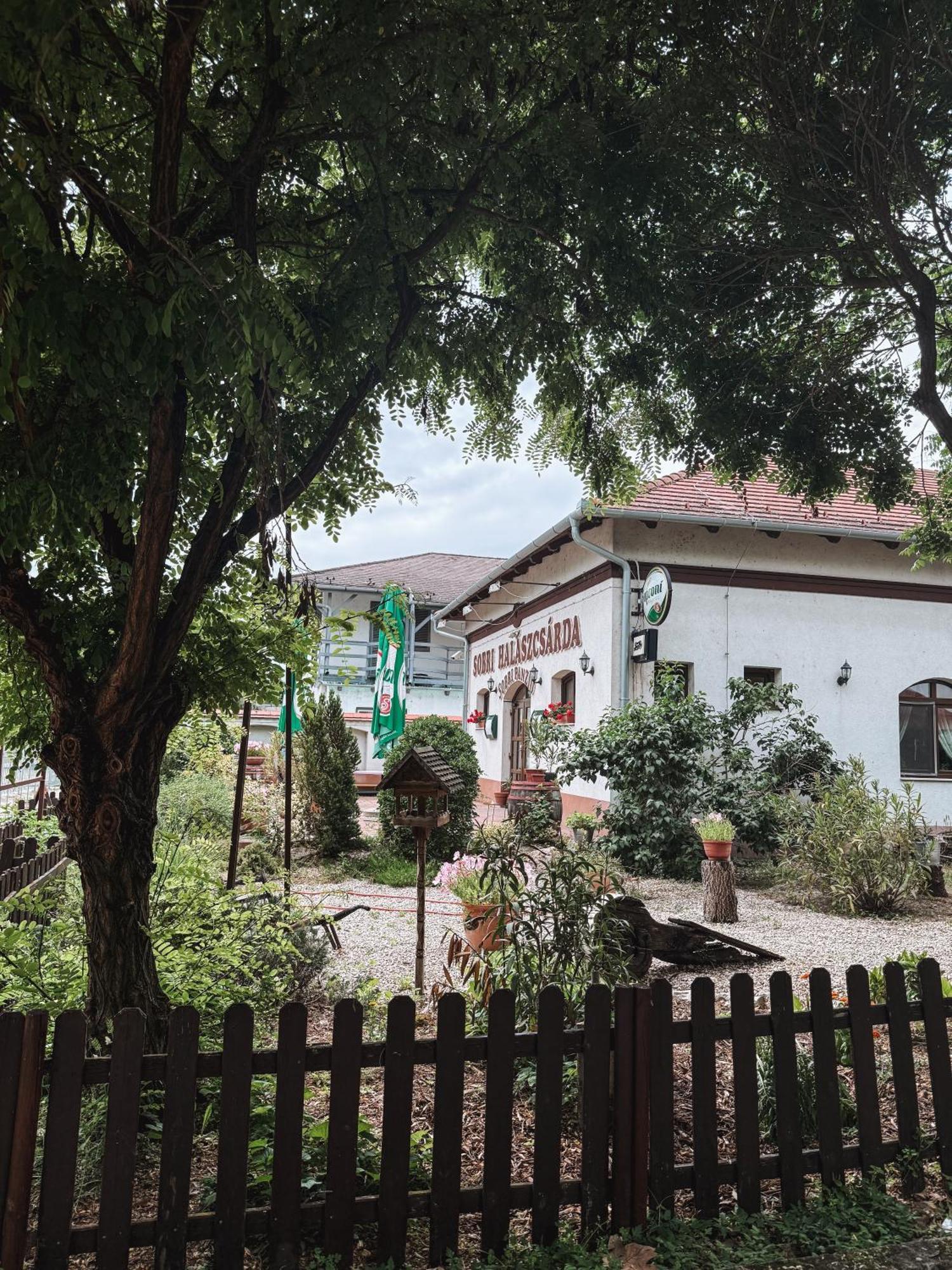 Sobri Halaszcsarda Es Panzio Baja Exteriér fotografie