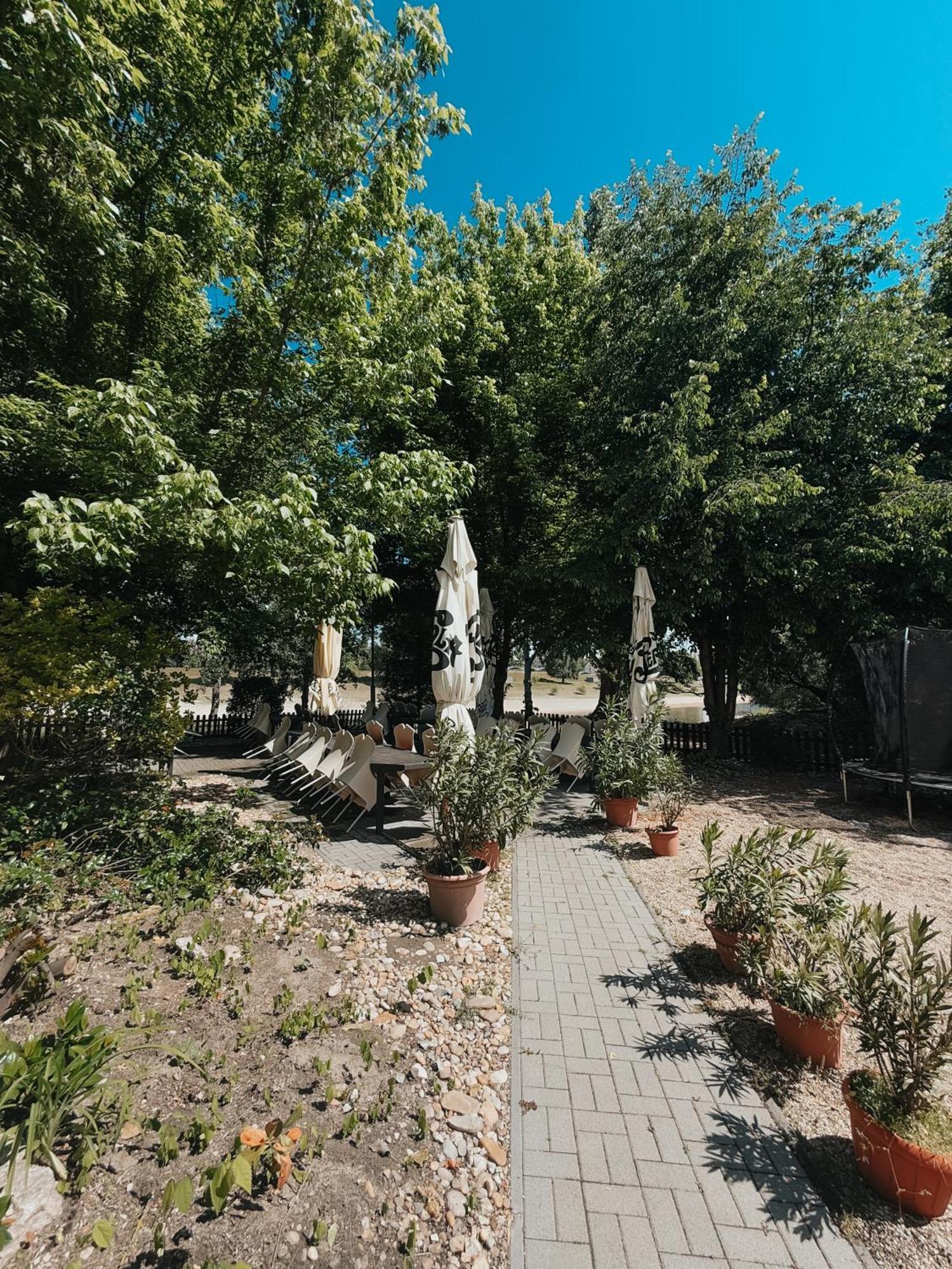 Sobri Halaszcsarda Es Panzio Baja Exteriér fotografie