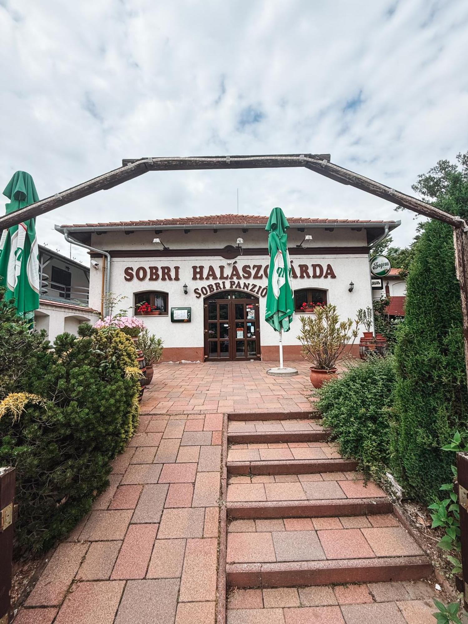 Sobri Halaszcsarda Es Panzio Baja Exteriér fotografie