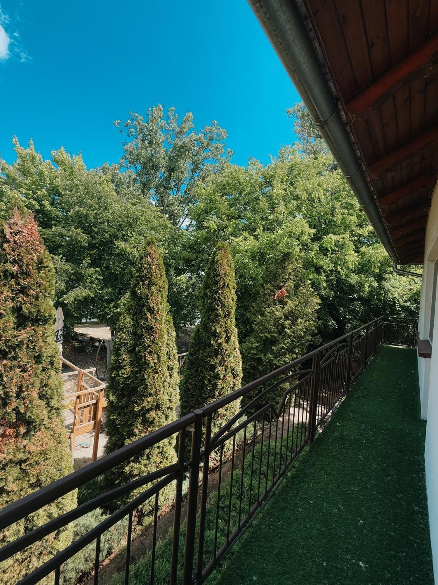 Sobri Halaszcsarda Es Panzio Baja Exteriér fotografie