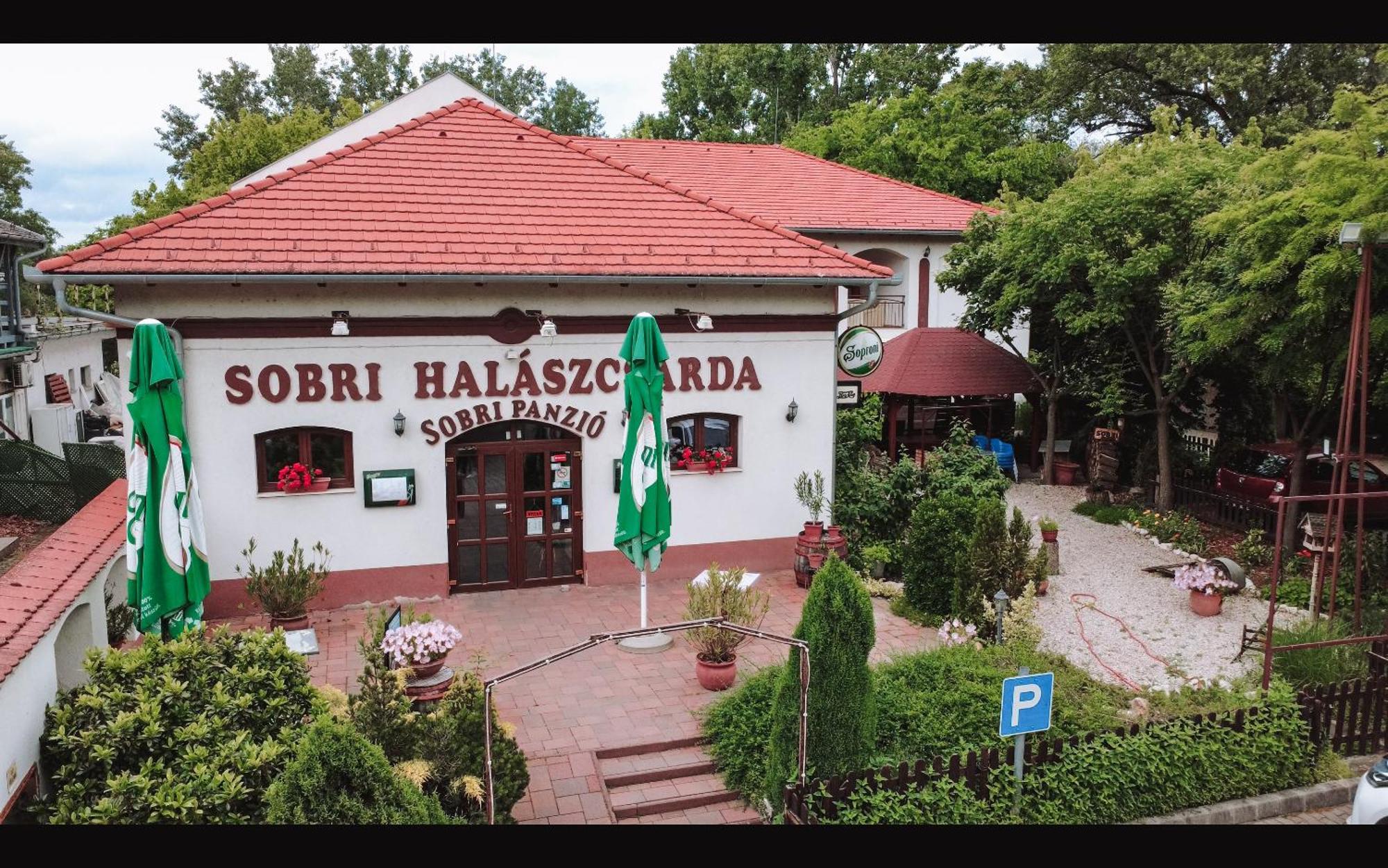 Sobri Halaszcsarda Es Panzio Baja Exteriér fotografie